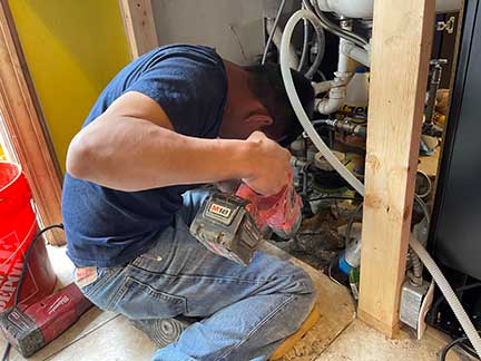 Professional plumber in Cicero Illinois providing residential plumbing services