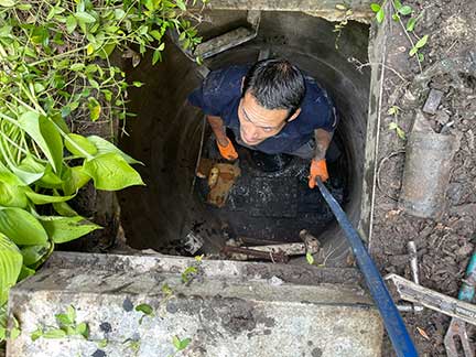 Professional plumber in Clarendon Hills Illinois providing residential plumbing services
