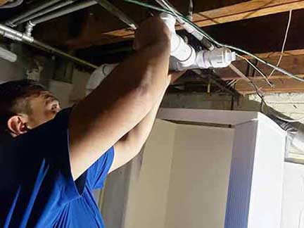 Professional plumber in Crestwood Illinois providing residential plumbing services