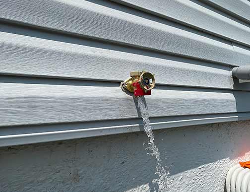 an outdoor faucet freshly replaced.