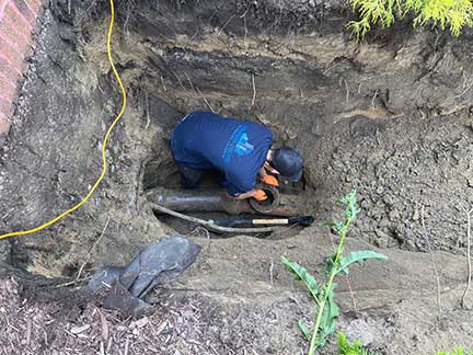 Professional plumber in Oak Lawn Illinois providing residential plumbing services