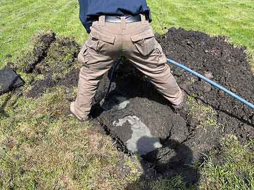 a plumber hydro jetting a plumbing system.